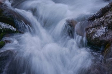 Kışın dağ nehri