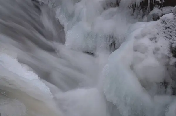 Kışın Dağ Nehri — Stok fotoğraf