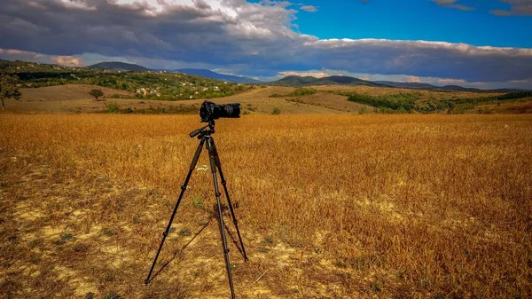 The camera shoots an autumn landscape