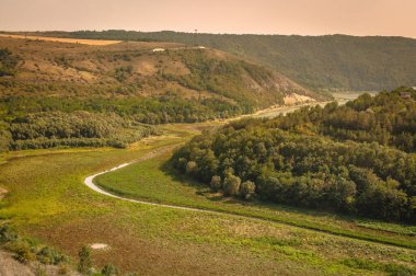 Dinyester Kanyonu 'nun yaz manzarası