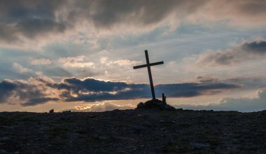 Karpat Dağları 'nın arka planında çapraz geçiş