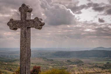 Kırsal kesimin arka planında çapraz geçiş