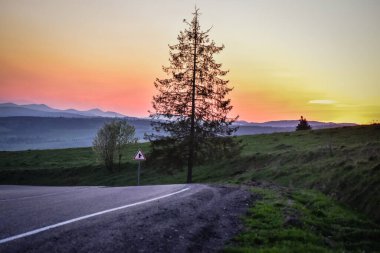 Bir dağ yolunda gün batımı