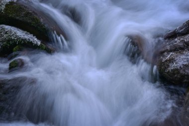 Kışın dağ nehri