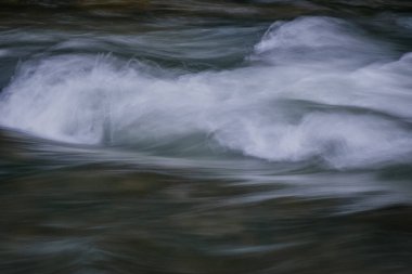 Sonbahar Karpatlar 'ın göl ve nehirlerinin manzaraları