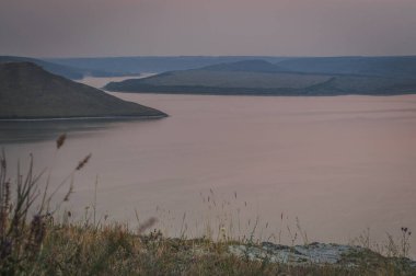 Dinyester Kanyonu 'nun yaz manzarası