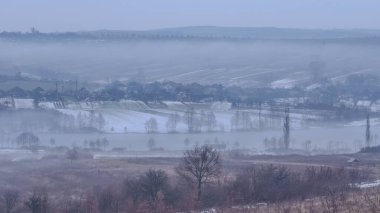 Kışın dağ gölü
