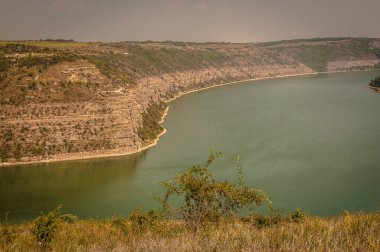 Dinyester Kanyonu 'nun yaz manzarası
