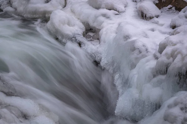 Górska Rzeka Zimie — Zdjęcie stockowe