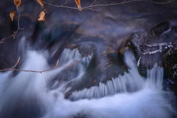 Kışın Dağ Nehri — Stok fotoğraf