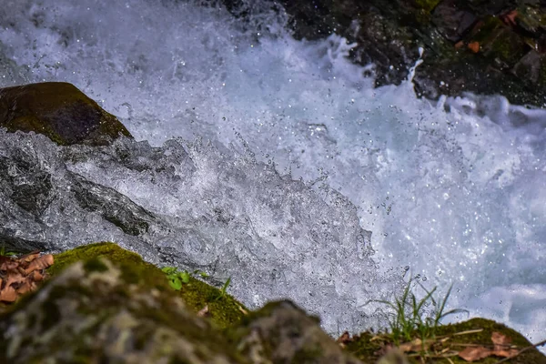 Bergfluss Frühling — Stockfoto
