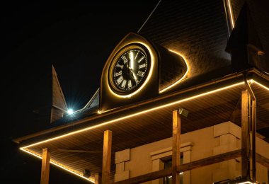 Bir binanın gece aydınlatmasıyla manzara