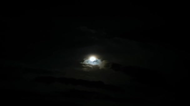 Nuages sur fond de Lune 