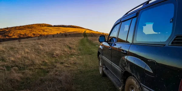 Suv Viaja Nos Cárpatos — Fotografia de Stock