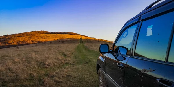 Suv Viaja Nos Cárpatos — Fotografia de Stock