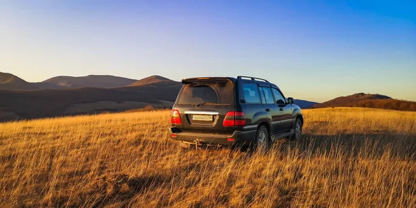 Suv Viaja Nos Cárpatos — Fotografia de Stock