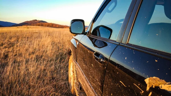 Geländewagen Fährt Den Karpaten — Stockfoto