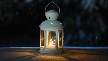 Kış gecesinde yumuşak kar yağışıweather forecast