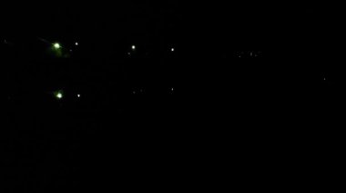 Gece treninin nehrindeki yansıma.