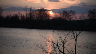 Gün batımında su ve güneşin görüntüsü