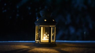 Kış gecesinde yumuşak kar yağışıweather forecast