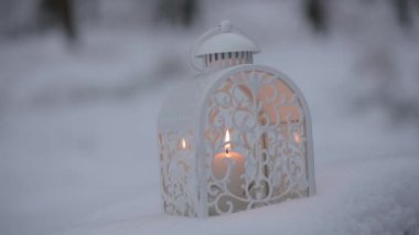 Kış gecesinde yumuşak kar yağışıweather forecast