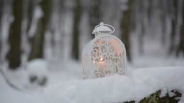 Kış gecesinde yumuşak kar yağışıweather forecast