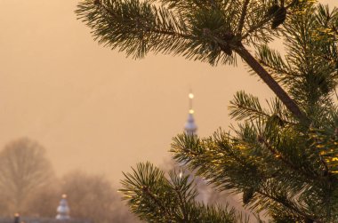 Gün batımında dağ köyü