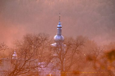 Gün batımında dağ köyü