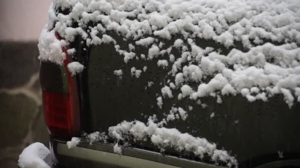 雪の下でのSuvの輪郭 — ストック動画