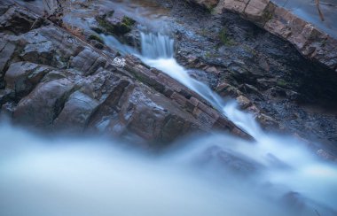 Dağ nehri kış akşamı