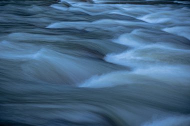 Dağ nehri kış akşamı