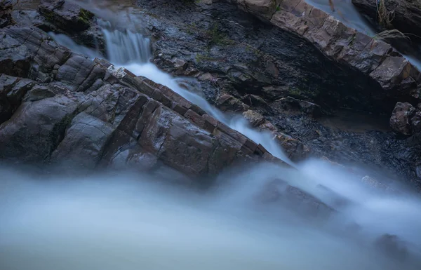 Dağ Nehri Kış Akşamı — Stok fotoğraf