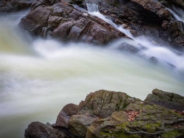 Dağ nehri kış akşamı