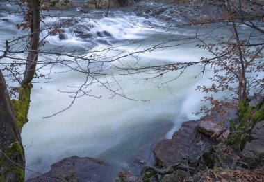Dağ nehri kış akşamı