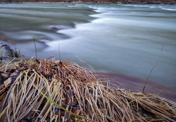 Dağ Nehri Kış Akşamı — Stok fotoğraf