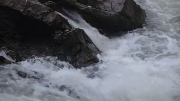 Winterabend Gebirgsfluss — Stockvideo