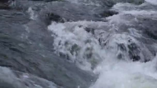 Montagne rivière hiver soir 