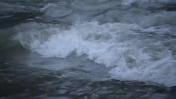 Ορεινός Ποταμός Χειμώνα Βράδυ — Αρχείο Βίντεο