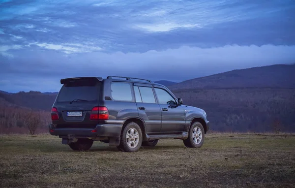 Suv Viaja Nos Cárpatos — Fotografia de Stock