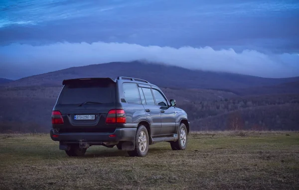 Suv Podróżuje Karpatach — Zdjęcie stockowe