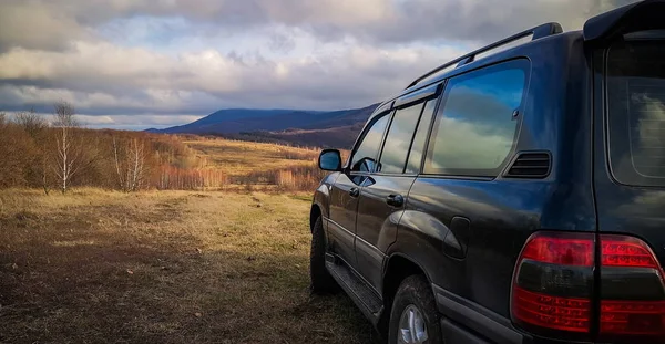 Suv Viaja Nos Cárpatos — Fotografia de Stock