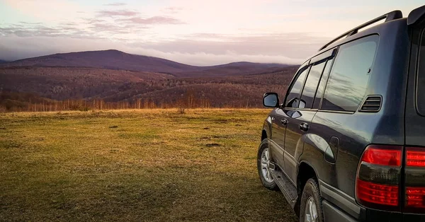 Suv Viaja Nos Cárpatos — Fotografia de Stock