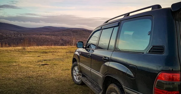 Suv Viaja Nos Cárpatos — Fotografia de Stock