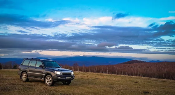 Suv Viaja Nos Cárpatos — Fotografia de Stock