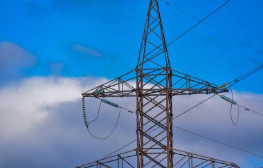 Güç hatları enerji taşır