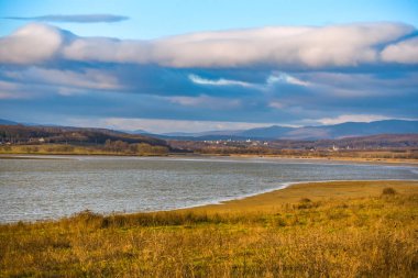 Kışın gölde gün batımı