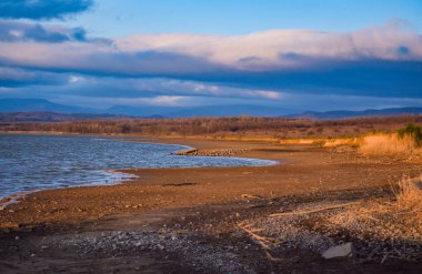 Kışın gölde gün batımı