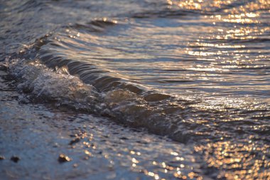Kışın gölde gün batımı