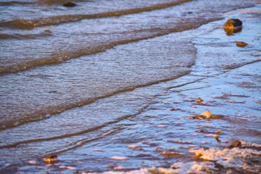 Kışın gölde gün batımı